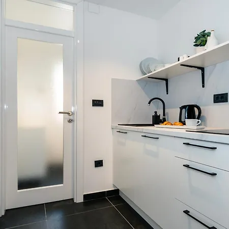 Break Apartment *